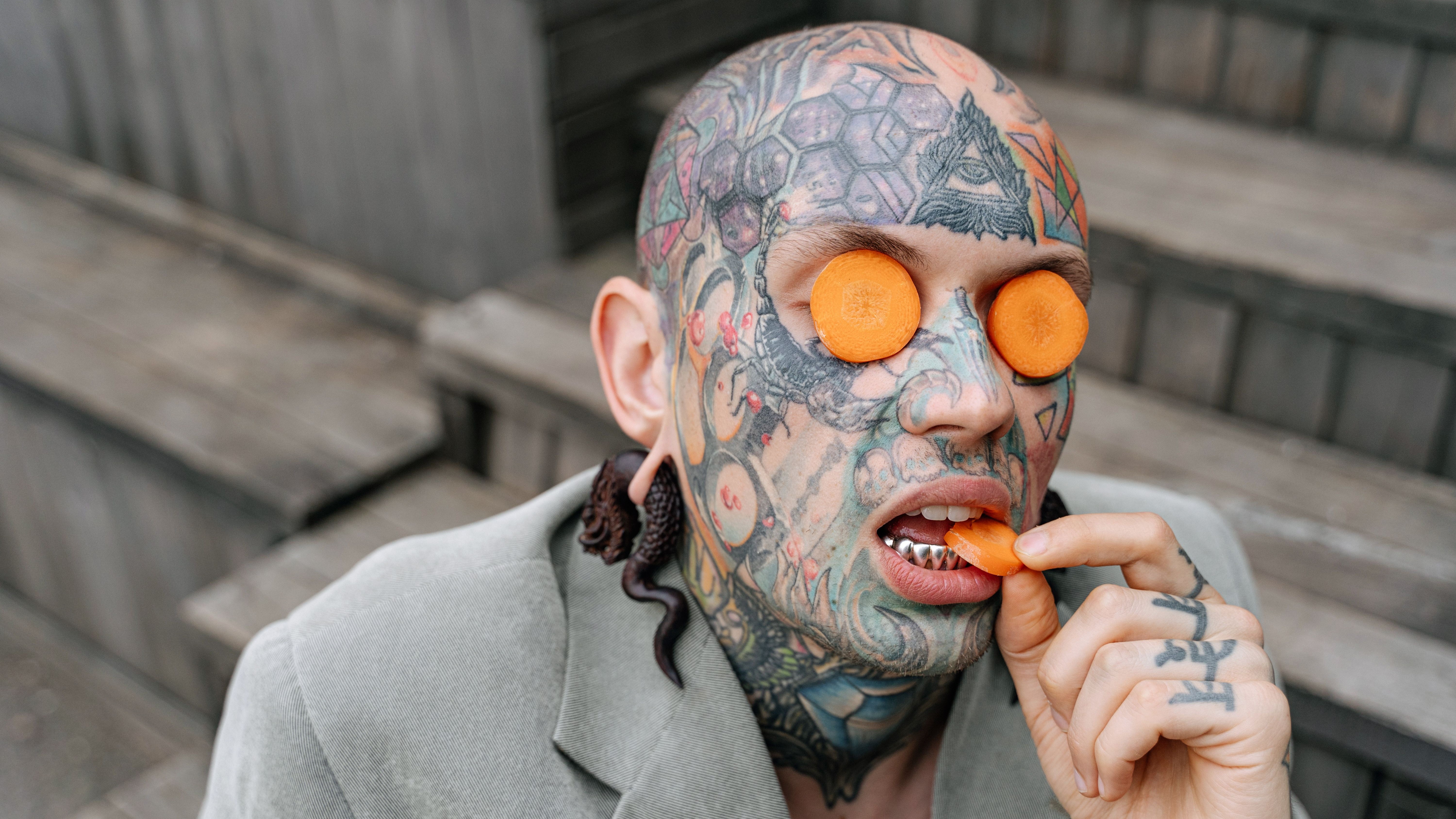 Prato com proteína e vegetais para apoiar a cicatrização da tatuagem